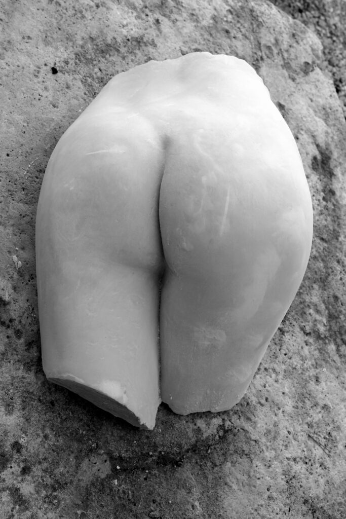 Sculpture de fesses sensuelles.