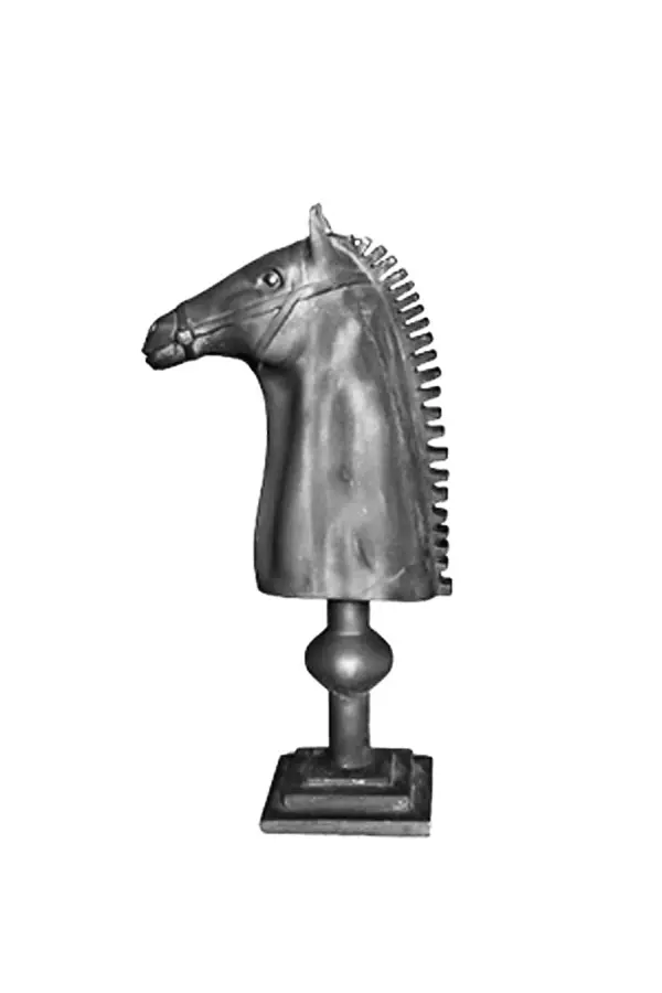 Le cavalier d'Arson sculpture de cheval en pion d'échecs vue de profil par le sculpteur bronze français contemporain Arson