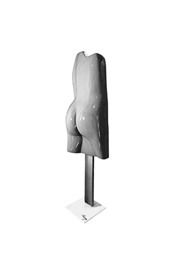 Sculpture sensuelle glace esquimau fessu de la série des Esculmaux par l'artiste français vivant Arson en noir et blanc